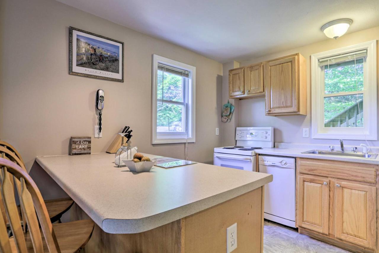 Lake Getaway Walk Across Street To Private Beach! Gilford Extérieur photo
